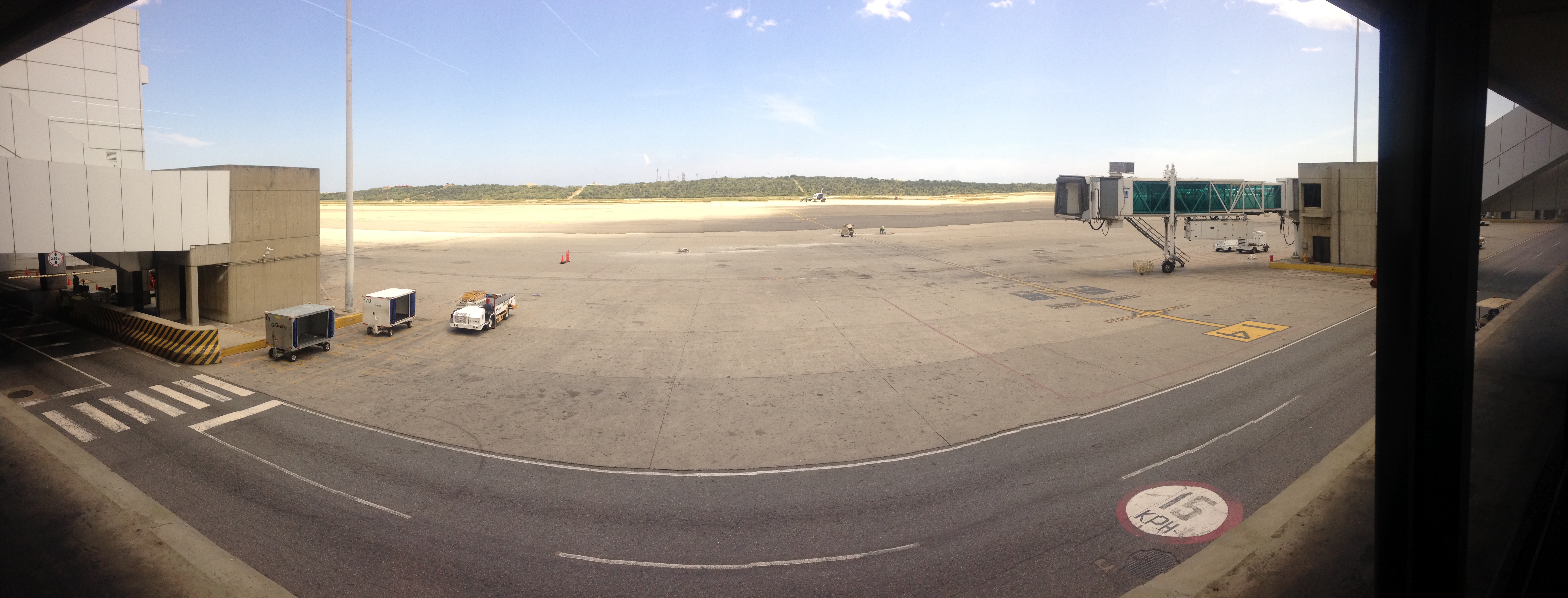 Empty runway of the Simón Bolívar International Airport in Maiquetía. Image by Lila Franco. Venezuela, 2017. Empty runway of the Simón Bolívar International Airport in Maiquetía. Image by Lila Franco. Venezuela, 2017.