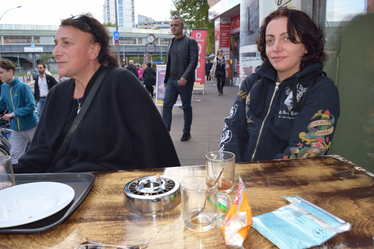 Selma (left) and her cousin Emine at Café Simitdchi in Kreuzberg, Berlin. Image by Austin Davis. Germany, 2015. Media file: selma_emine.jpg