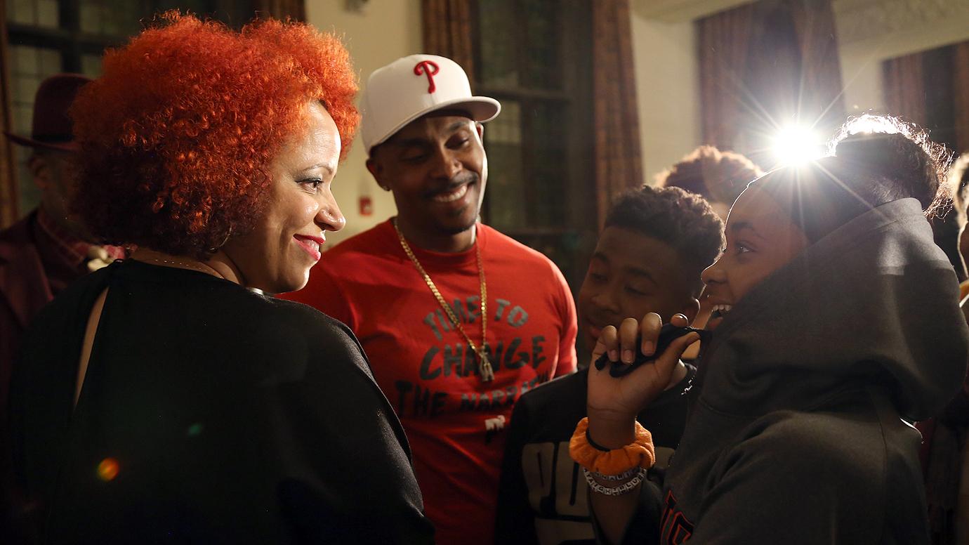 Nikole Hannah-Jones talks with a student at the University of Chicago's Institute of Politics 1619 event. Image by Dylan Burrus, Courtesy of the University of Chicago's Institute of Politics. United States, 2019. Nikole Hannah-Jones talks with a student at the University of Chicago's Institute of Politics 1619 event. Image by Dylan Burrus, Courtesy of the University of Chicago's Institute of Politics. United States, 2019.