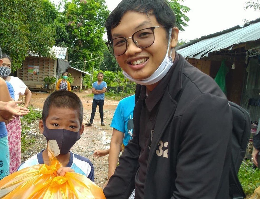 Hmine delivers food to migrants in Khao Lak. Image courtesy of Hmine. Thailand, 2020. Hmine delivers food to migrants in Khao Lak. Image courtesy of Hmine. Thailand, 2020.