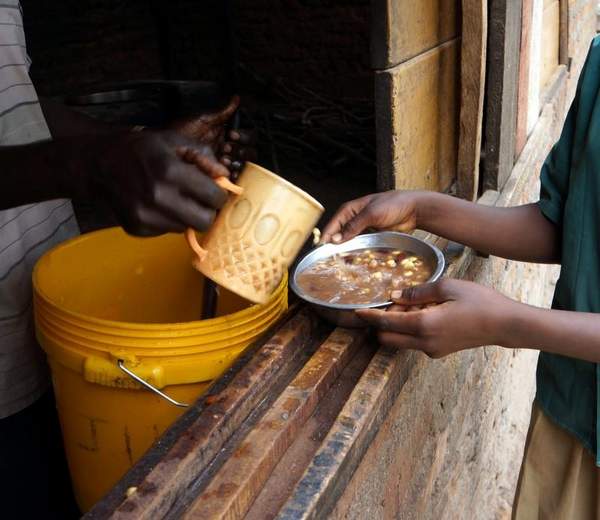 Students receive a lunch of corn and bean porridge at a primary school in the northern Tanzanian village of Engaruka. Image by Sharon Schmickle/ Special to the Register. Tanzania, 2013. Media file: bilde.jpg