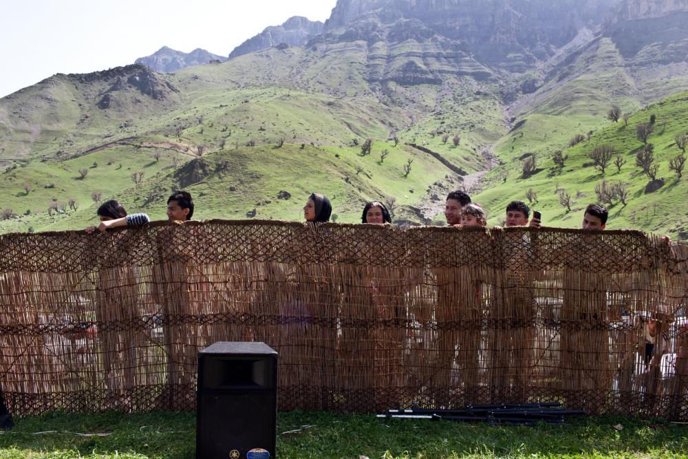 Kurdish villagers behind a makeshift fence. Image by Sebastian Meyer. Iraq, 2014. Media file: sebastian_meyer_gulan_04.jpg