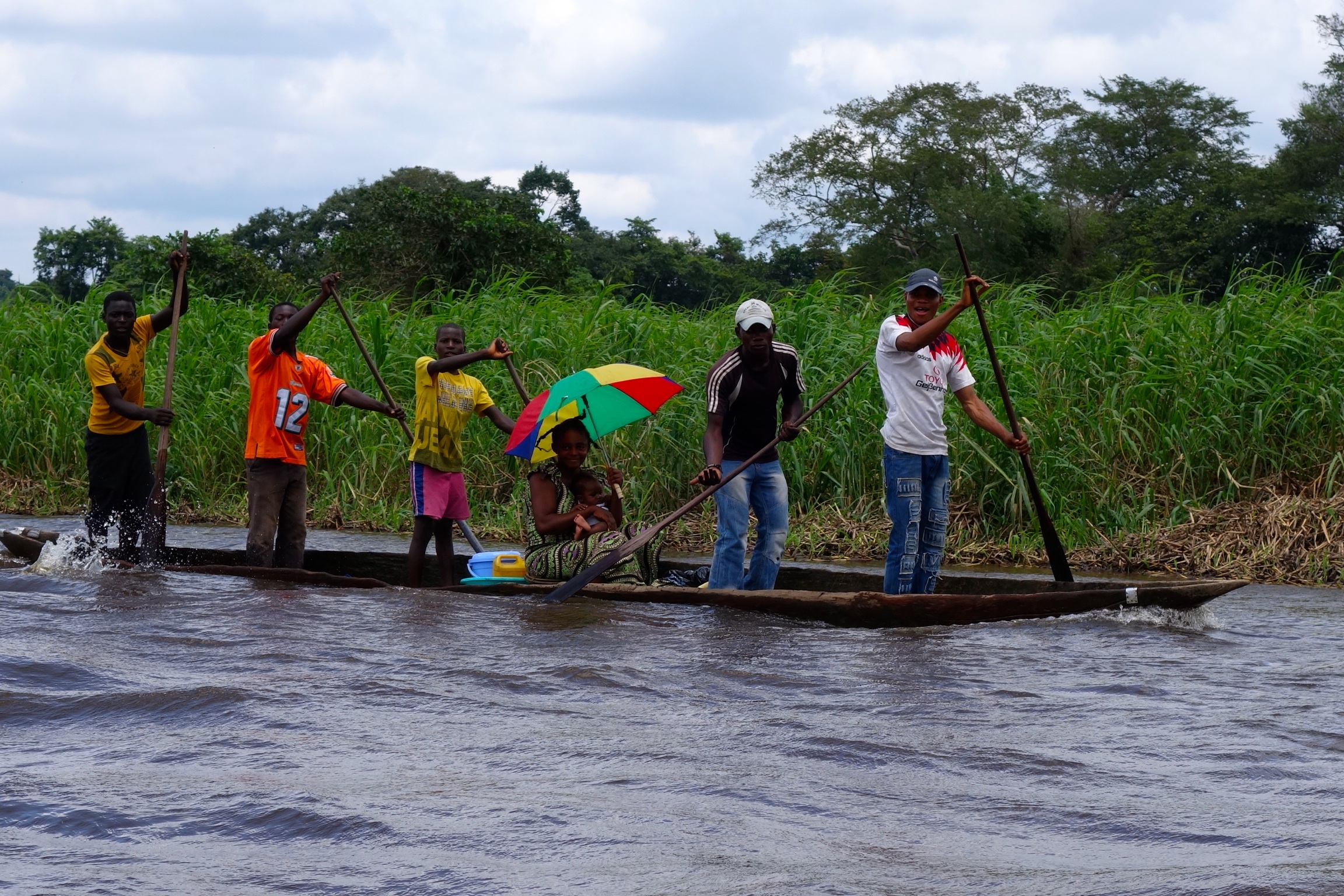 Почему река конго. Демократическая Республика Конго пляж. Река Конго пересекает?. Демократическая Республика Конго Рыбак.