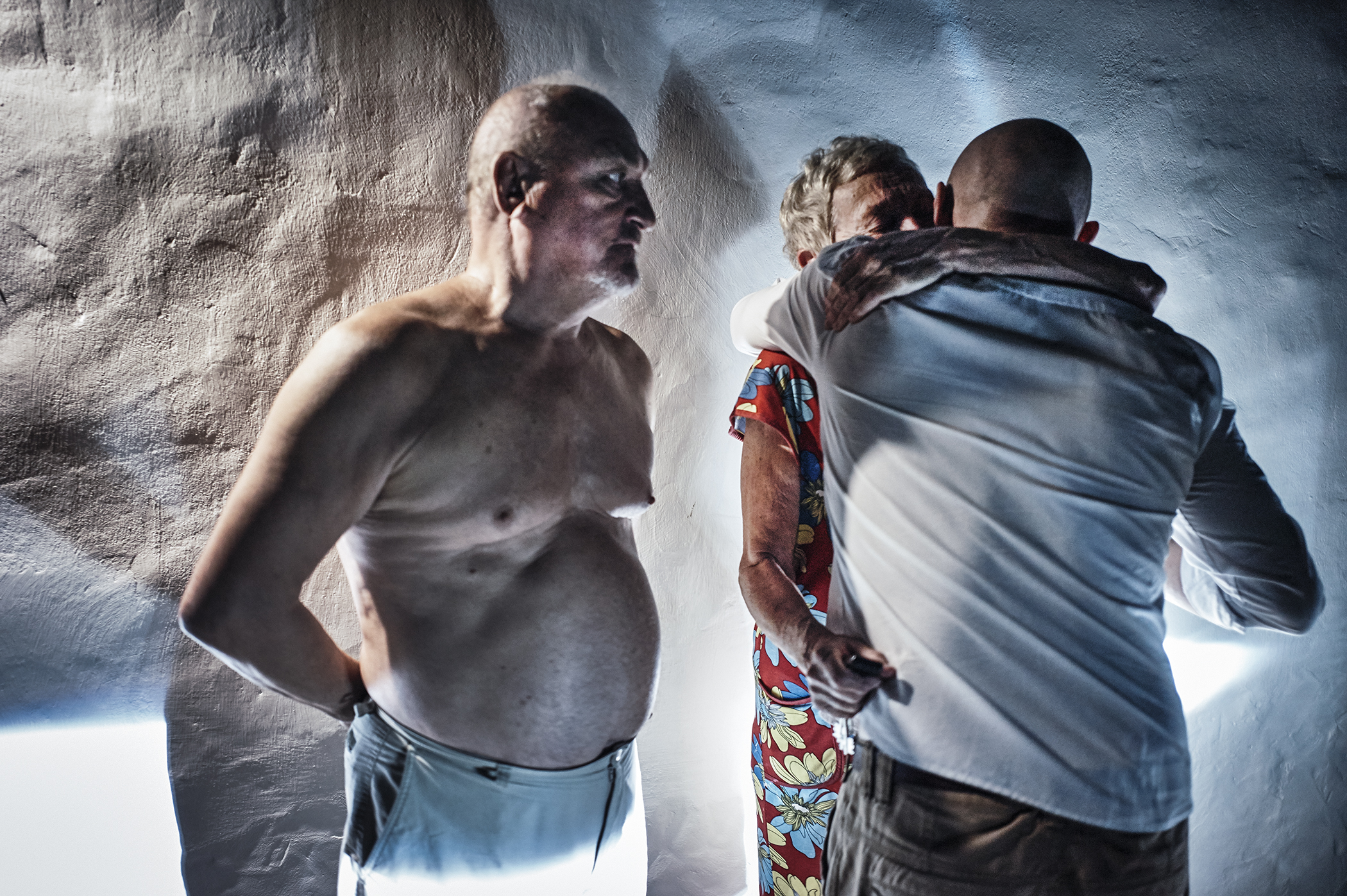 Yegor hugs his parents goodbye before going on a twelve-hour drive to Kiev. Image by Misha Friedman. Sevastopol, 2014.