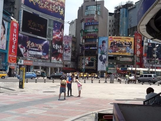 Street scene in Taipei, Taiwan. Image by Richard Bernstein. Taiwan, 2015. Media file: unnamed-1.jpg