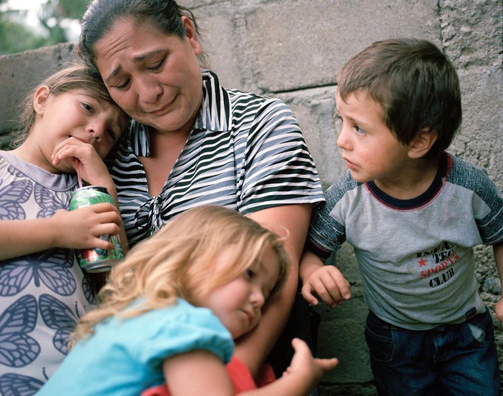 Lizeth Cerros mourns her murdered husband, Darwin Franco, with her children. Later she would receive another death threat. Franco was a community organiser. Image by Dominic Bracco II. Honduras, 2013. Media file: 7.jpg