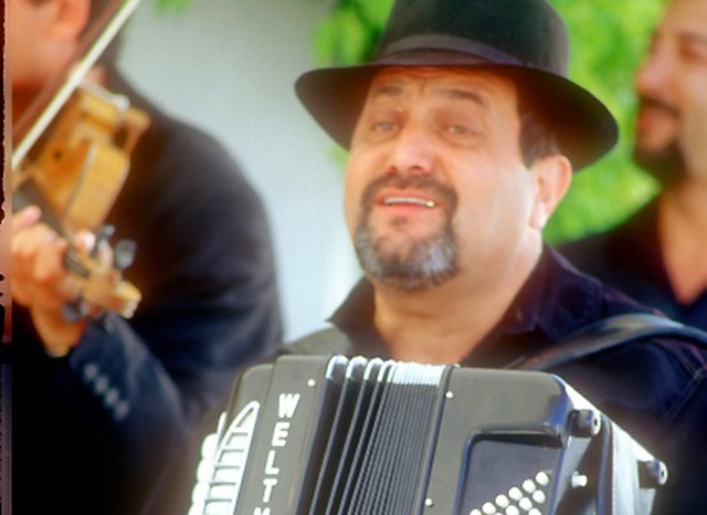 Roma accordion player at Saintes-Maries-de-la-Mer. Image by Fiore S. Barbato. Courtesy of Wikimedia Commons. France, 2000.