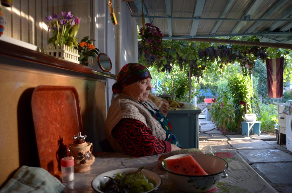 Vera Kravchenko, a pensioner resident of Askania-Nova, worked with Eland antelopes as part of Soviet-era attempts to develop an industrial milking operation. The rich milk from the animals was used in the treatment of gastroenterological problems. Image by Dimiter Kenarov. Ukraine, 2014. Media file: 18.1.jpg