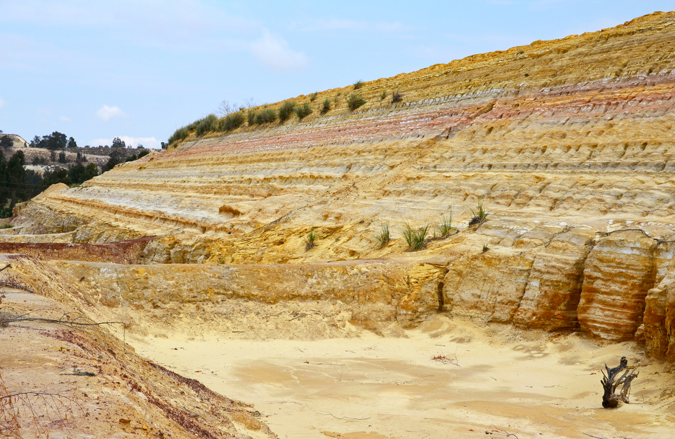 An unremediated gold mine waste pile pollutes the area around a Mintails Mining South Africa (Pty) Ltd mining right. Image by Mark Olalde. South Africa, 2016. An unremediated gold mine waste pile pollutes the area around a Mintails Mining South Africa (Pty) Ltd mining right. Image by Mark Olalde. South Africa, 2016.