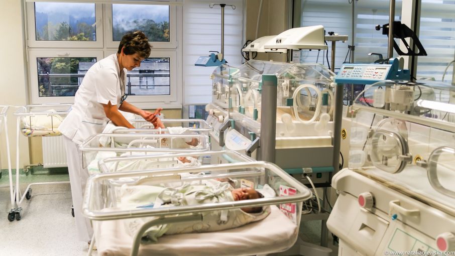 A midwife cares for a newborn baby at the Independent Public Health CAre Center in Myślenice, Poland. Image by Natalia Ojewska for The Texas Tribune. Poland, 2018. A midwife cares for a newborn baby at the Independent Public Health CAre Center in Myślenice, Poland. Image by Natalia Ojewska for The Texas Tribune. Poland, 2018.
