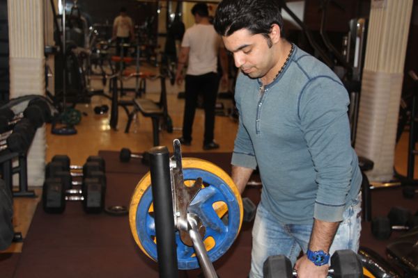 Gym worker Avesta Yazdi talks about the situation facing working class youth. Image by Reese Erlich. Iran, 2016. Media file: erlich.jpg