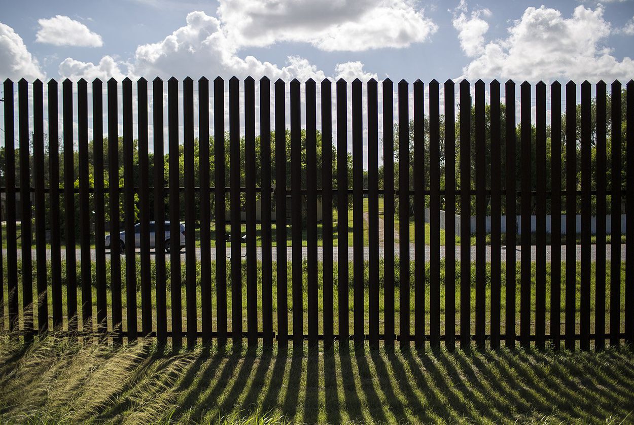 The border fence along Oklahoma Ave. in Brownsville on Aug. 11, 2017. Image by Martin do Nascimento. United States, 2017. The border fence along Oklahoma Ave. in Brownsville on Aug. 11, 2017. Image by Martin do Nascimento. United States, 2017.