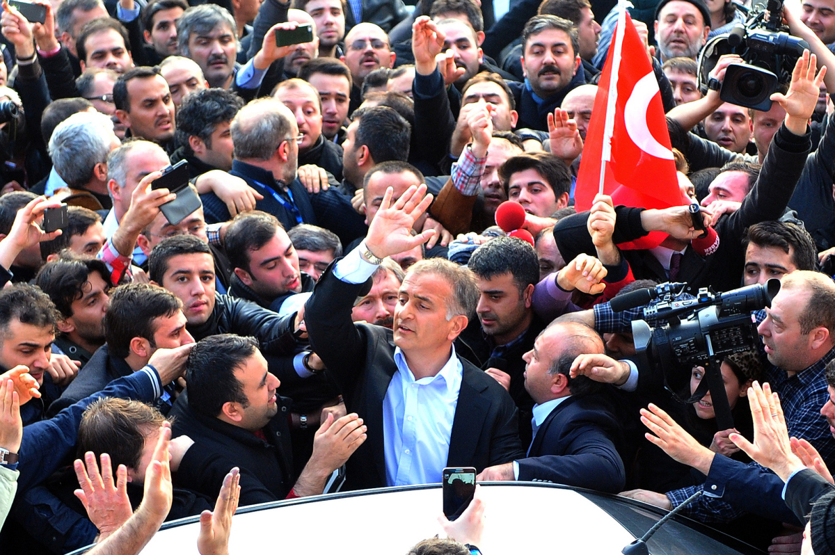 Staff members and supporters of Zaman. Image courtesy of Ozan Kose for AFP/GETTY. Istanbul, 2014. Media file: krajeski-zaman-raid-1200.jpg