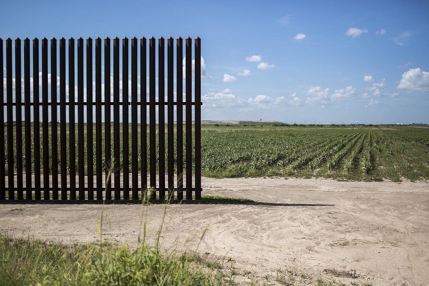 The end of a segment of the border fence just east of Oklahoma Avenue on Aug. 11, 2017. Image by Martin do Nascimento. United States, 2017. The end of a segment of the border fence just east of Oklahoma Avenue on Aug. 11, 2017. Image by Martin do Nascimento. United States, 2017.