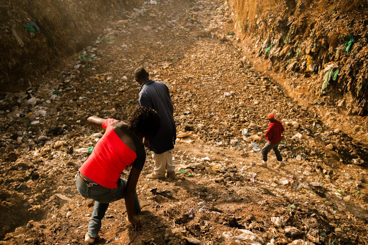 David Conrad's guides try to navigate the hills of Dandora. Image by Micah Albert. Kenya, 2012. Media file: 20120331-_DSC7748.jpg