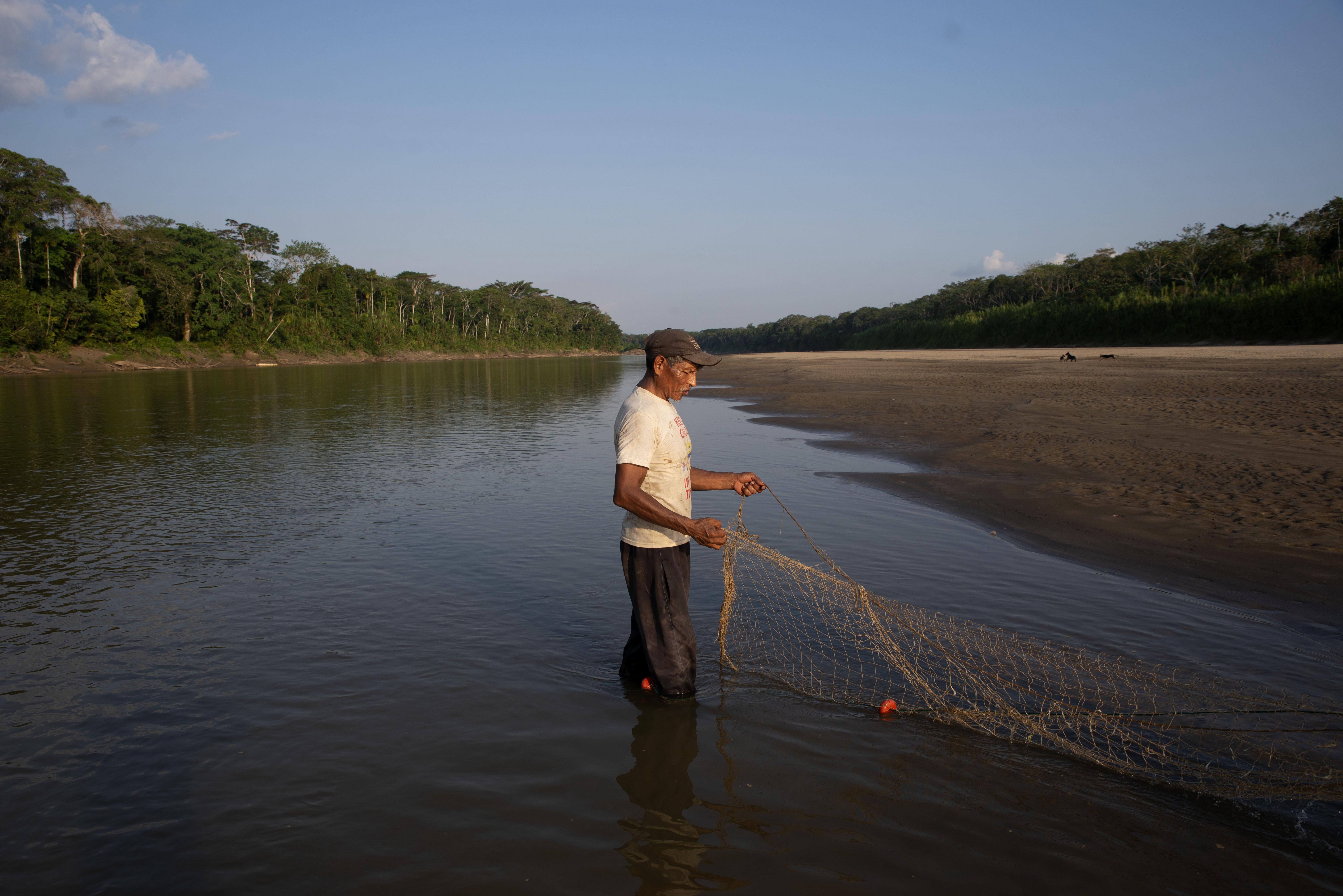 Los Yuquis es un pueblo que aún conserva esa esencia nómada e indomable, pero a la vez muy consciente con la protección de su territorio y de sus costumbres. se puede observar su paso por la selva, siempre muy sutil, muy ligero, en armonía. Los Yuquis es un pueblo que aún conserva esa esencia nómada e indomable, pero a la vez muy consciente con la protección de su territorio y de sus costumbres. se puede observar su paso por la selva, siempre muy sutil, muy ligero, en armonía.