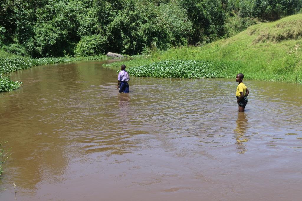 1roadriver.jpg Two children standing in the Rwizi River
