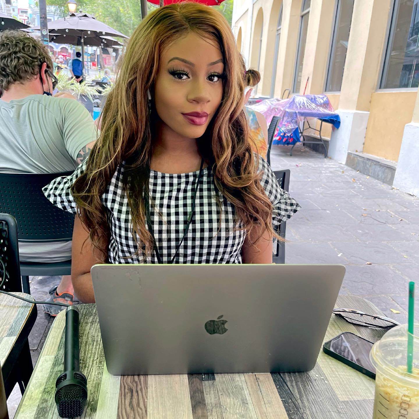 Énoa Gibson at her laptop in Puerto Rico.
