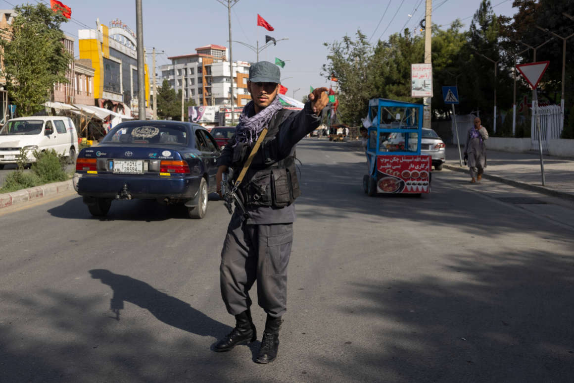 AANjzq2.img_.jpeg Afghan police seen at a checkpoint