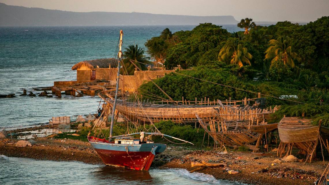 MIA_HAITIMIGRANTVOYAGES-Nat (9).jpeg boat on the coast