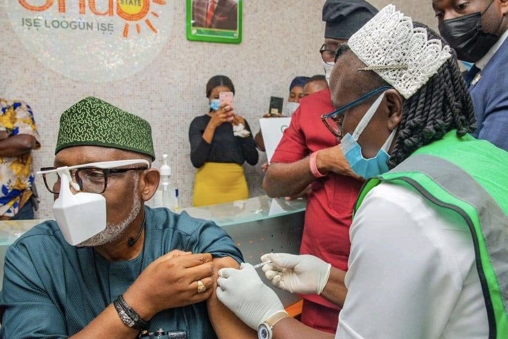 Rotimi Akeredolu receiving COVID-19 vaccine