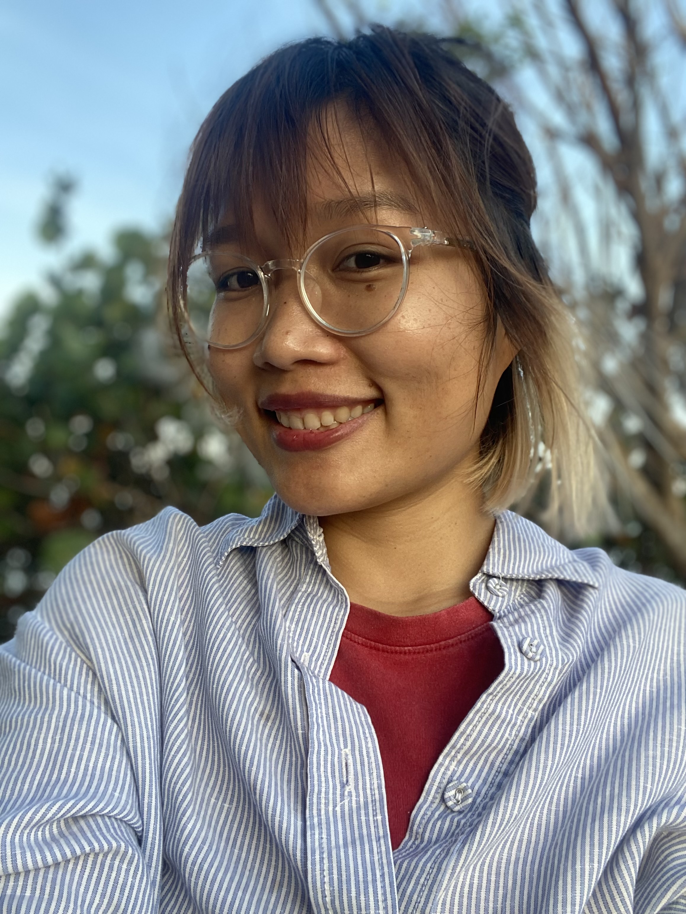 Vo Kieu Bao Uyen smiles for a selfie