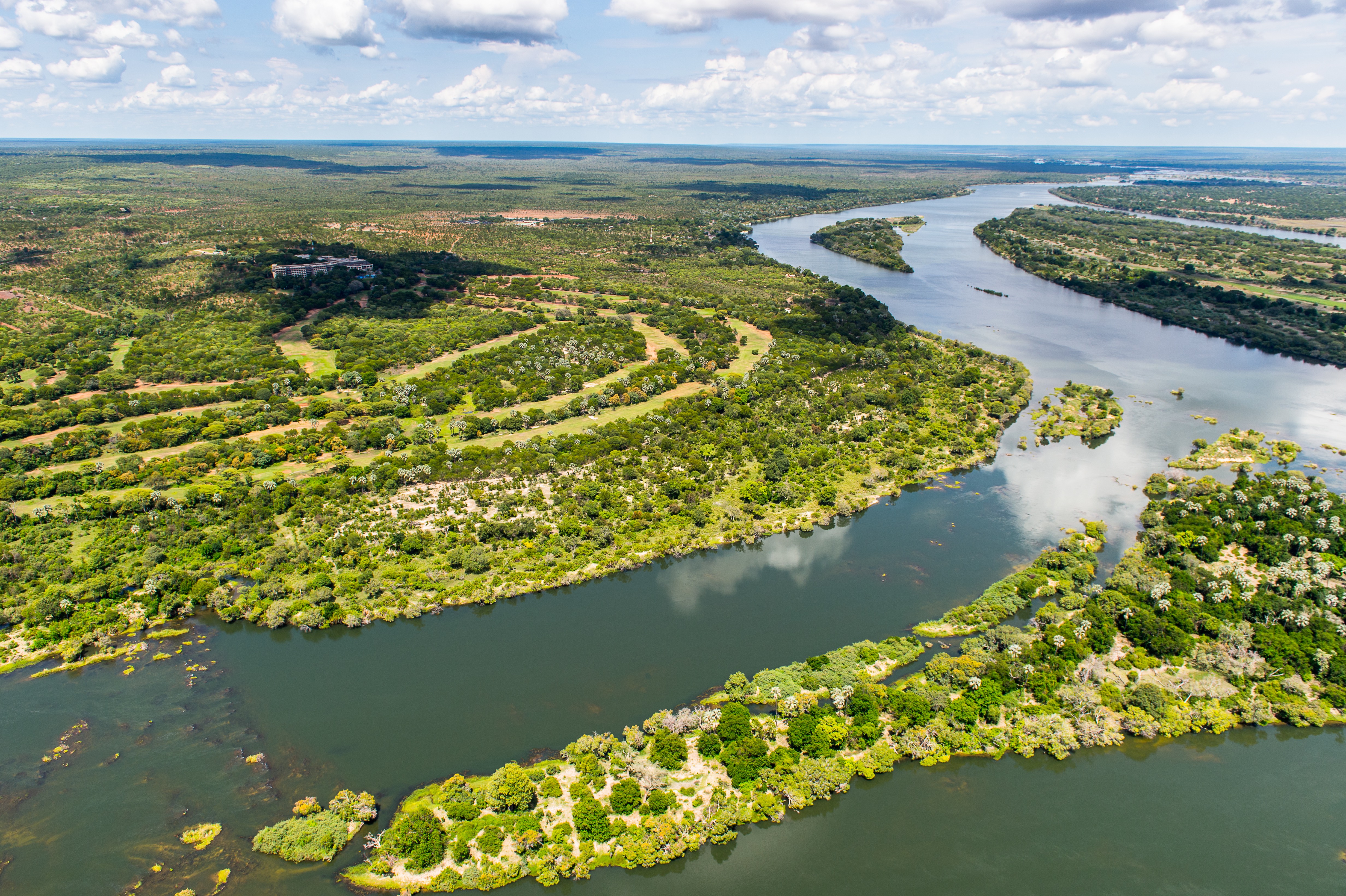 Озеро ливингстона африка. Река Замбези Африка. Зимбабве река Замбези. Реки Африка Замб. Река Замбези Мозамбик.