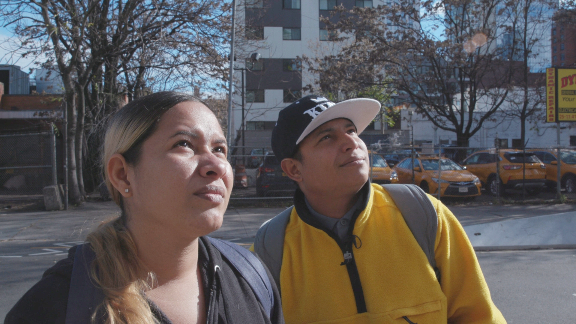 Jeczebel Lopez and Jorge Ojeda stand in front of their shelter in New York. Image by Mayara Teixeira. United States, 2022.