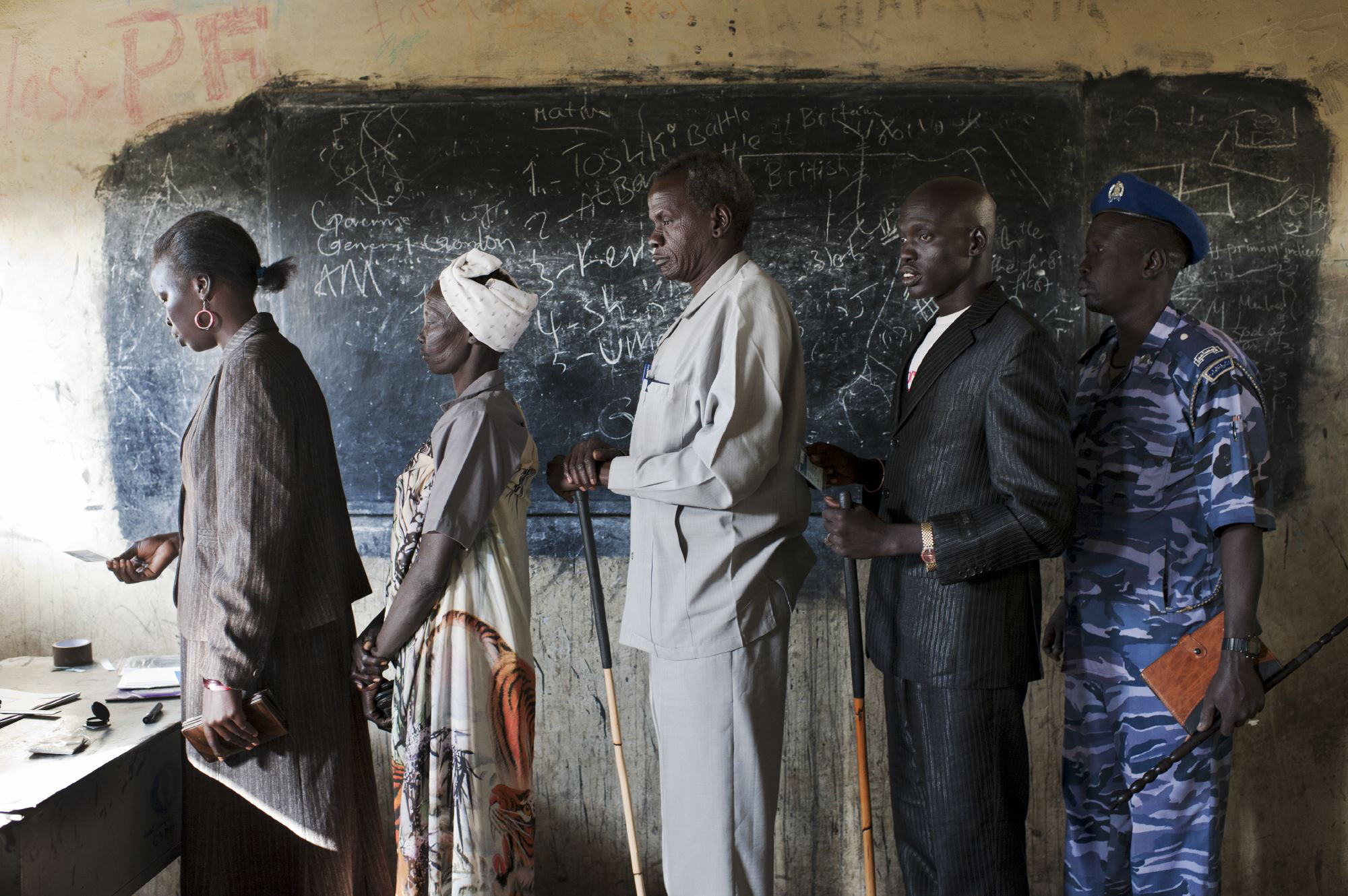 The first day of the referendum on January 9, 2011. Bentiu residents in Unity State standing in line at a polling station before voting. Image by Cedric Gerbehaye. South Sudan, 2011.