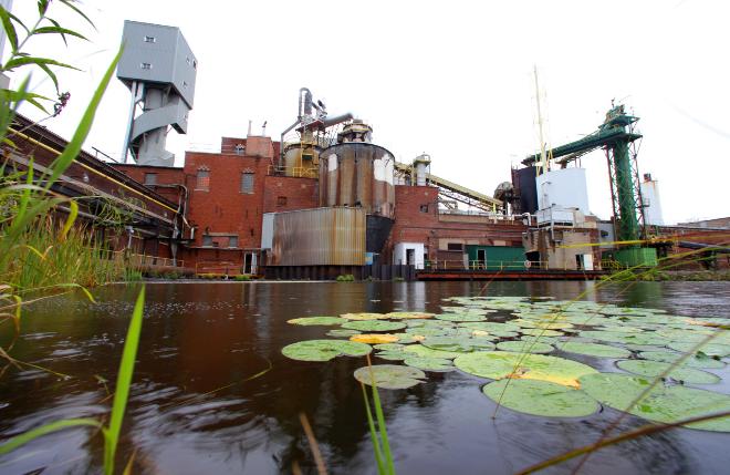 The paper mill in Park Falls, an economic mainstay of the city and surrounding area, had shut down when Butch Johnson bought it in 2006. Image by Mike de Sisti, United States, 2012. Media file: 29136001-mjs_paper_pixel_-_wisconsin_-_park_falls_mill_p_030_-_mjs-(2).jpg