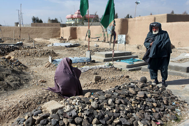 Zarmina's parents at her grave. A poet, she died after setting herself on fire. Image by Seamus Murphy/VII. Afghanistan, 2012. Media file: 29poets3-popup.jpg