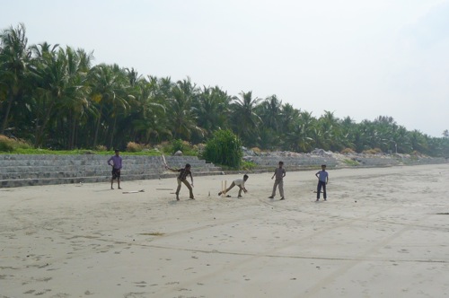 Beach cricket, Kannur. Image by Karl E. Meyer and Shareen Brysac. India, 2009.
