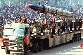 Agni-II Missile at the 2004 and 2006 Republic Day Parades in New Delhi, India. Image by Antonio Milena. Media file: Agni-II_missile_Republic_Day_Parade_2004_284px.jpg