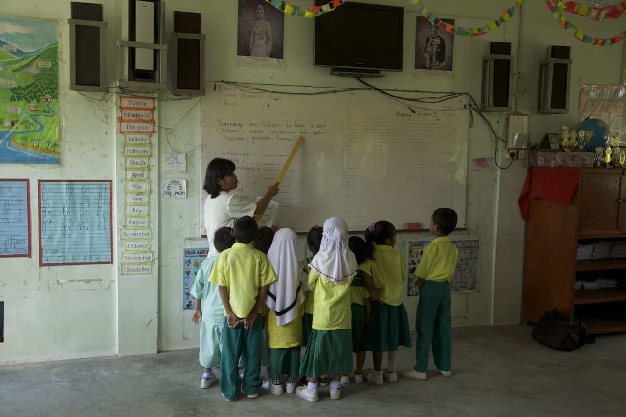 Children of migrant workers receive free lessons at a learning center set up with help from the Humana Child Aid Society on one of Sabah's largest plantations. Image by Jason Motlagh. Borneo, 2012. Media file: IMG_8808.jpg