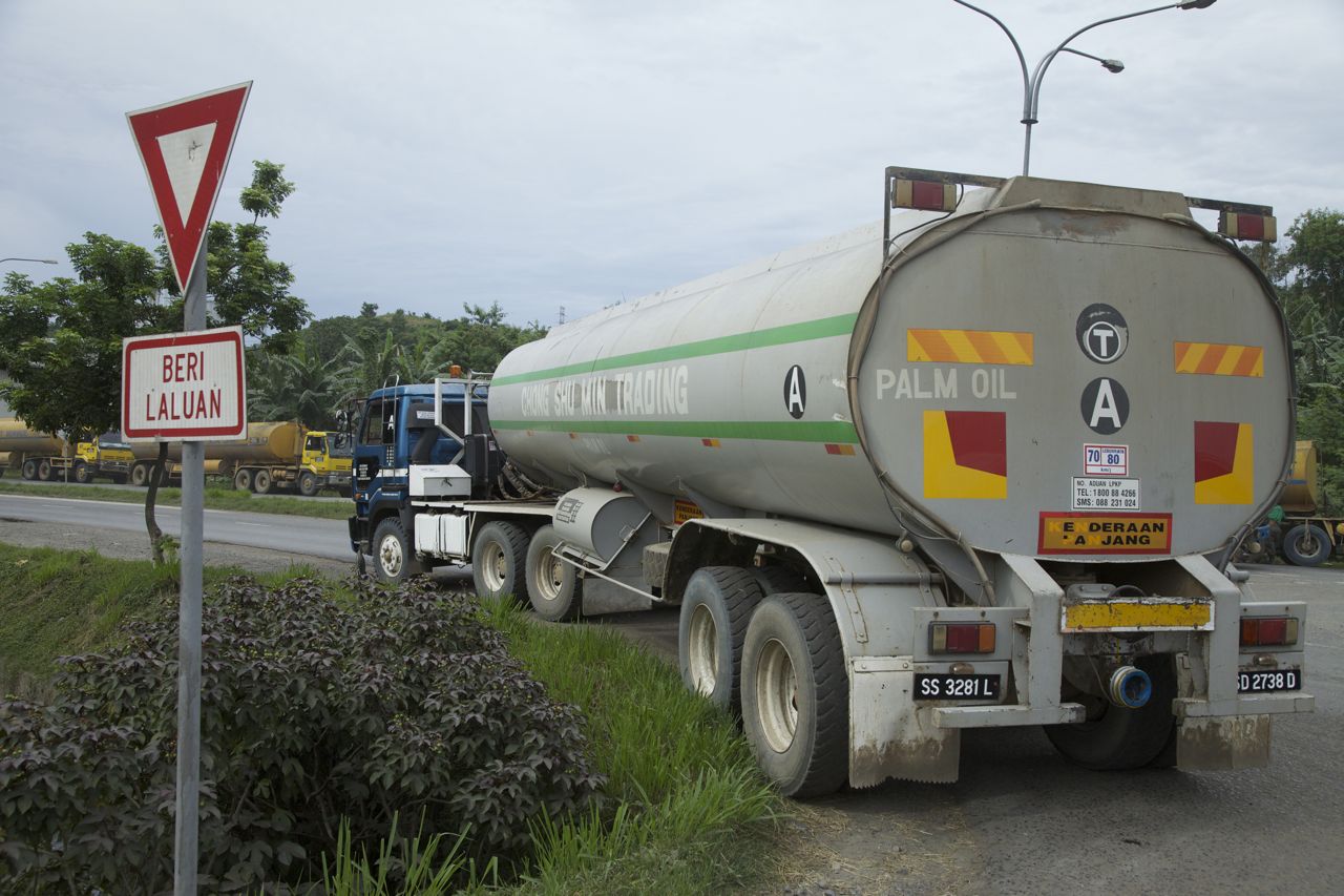 A tanker delivers a load of palm oil to a refinery complex on the outskirts of Lahad Datu, in Malaysian Borneo's Sabah province. Image by Jason Motlagh. Malaysia, 2012. Media file: IMG_9021.jpg