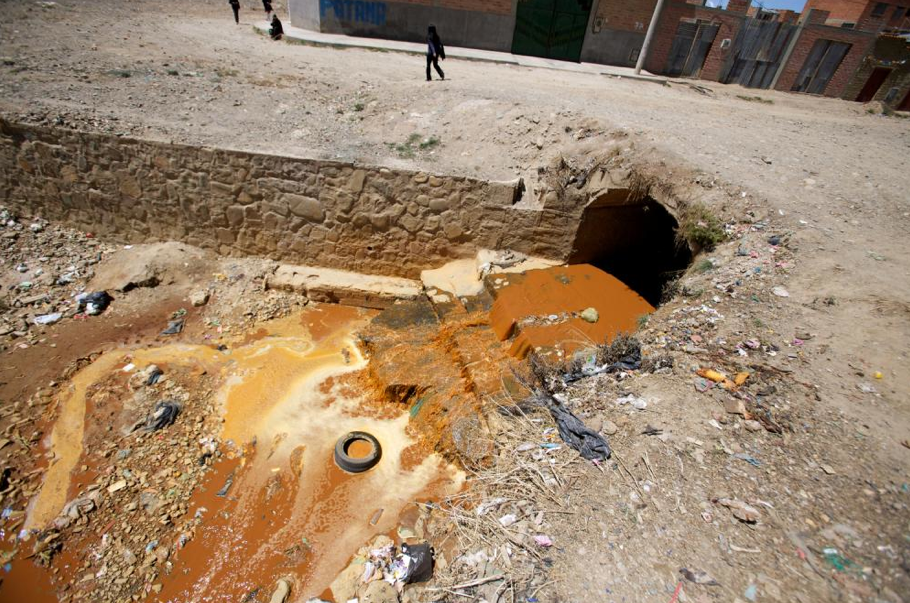 During the dry season, from May through November, the River Seco is just a trickle fed by wastewater from homes, slaughterhouses, tanneries and mining operations. Along its course through El Alto, the river runs red with blood, vivid green with algae, black with oil and a thick brilliant rust color from mineral processing. Image by Noah Friedman-Rudovsky. Bolivia, 2011. Media file: Picture 2.png
