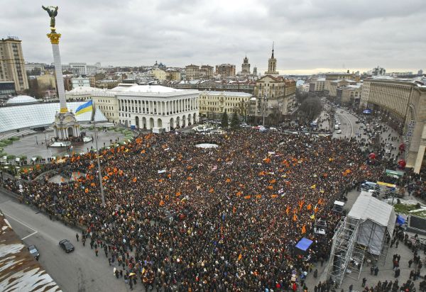 Independence Square in Kiev, Ukraine 2004. Image courtesy of http://maidan.org.ua/ Media file: Ukraine_OrangeRevolution_Protest.jpg