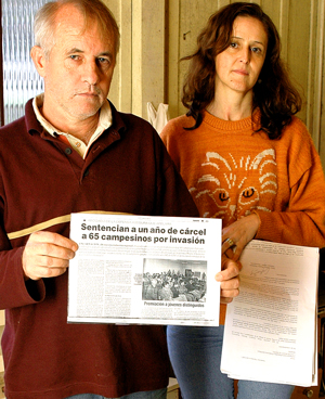 Soy plantation owners Adiemier and Lena Rigley show documents from when their plantation was invaded by squatters. Image by Carlos Bitta. Paraguay, 2007. Media file: brazilianswithdocs.jpg