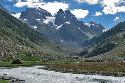 This winter many of the mountains (like the ones shown here) in the Himalaya are bare. In the past, Kashmir experienced heavy snowfall in December and January. The past ten years winter snowfall has decreased and temperatures have risen. Image by Rebecca Byerly.