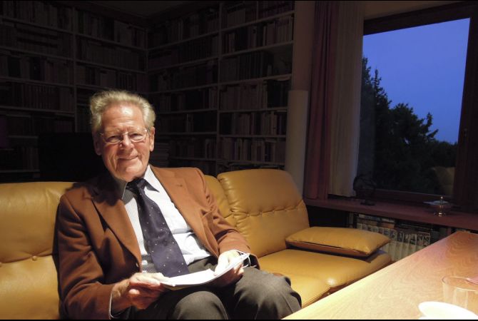 Hans Küng in his office in Tübingen. Image by Jason Berry. Germany, 2012. Media file: dscn0557_0.jpg