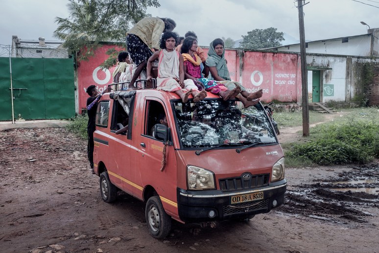 Members of the Dongria tribe returning home from the market. Image by Arko Datto. India, 2018. Members of the Dongria tribe returning home from the market. Image by Arko Datto. India, 2018.
