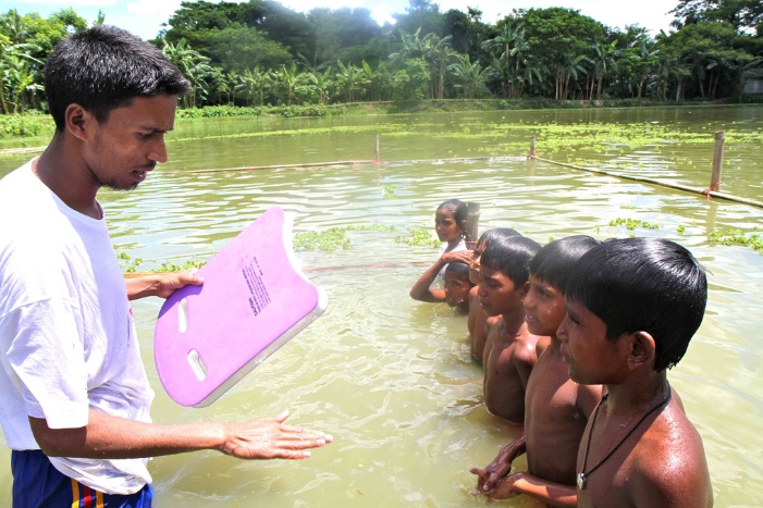 Imram Hossain leads a swimming class in Monohardi, Bangladesh. Image by Jon Sawyer, Bangladesh, 2010. Media file: learningswimminginBangladesh.jpg