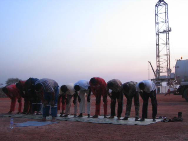 Workers pray outside the Unity oil rig. Image by Rebecca Hamilton. Sudan, 2010. Media file: oil-sudan-referendum_9304_9591.jpg