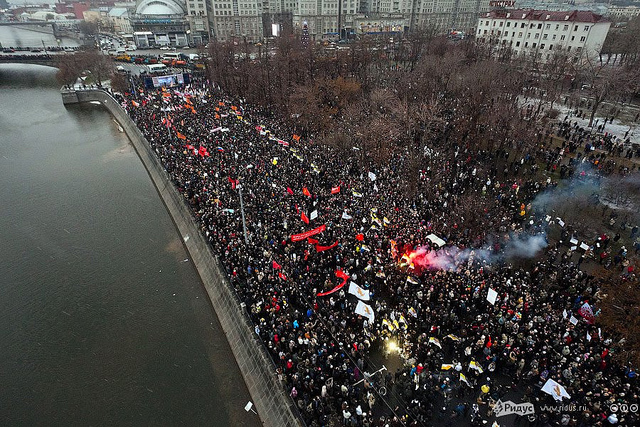 Bolotnaya Square during the December 2011 protests. Image by mpeake, Flickr. Moscow, 2011. Media file: russia-protests-bolotnaya-square-2011.jpg