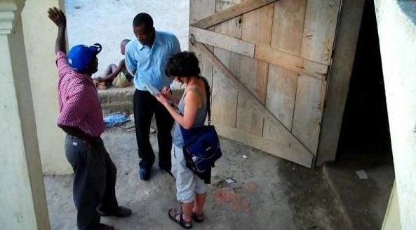 Pulitzer Center grantee Stephanie Hanes, one of the journalists mentoring students of the Sharp Writer-in-Residence Program, reports in the Dominican Republic. 2010.