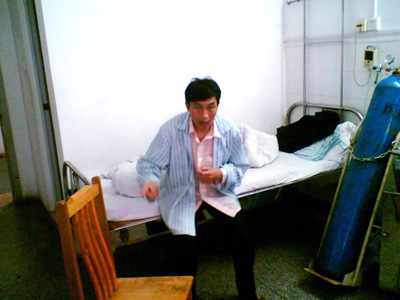 Wei Chaihua, 44, is dying from silicosis as a result of making parts for Char-Broil gas stoves. Here, he is given oxygen from a tank next to his bed at the Guangdong Hospital for Treatment and Prevention of Occupational Diseases. Chinese workers also get silicosis while making jewelry, tiles, countertops and tool and dye parts for U.S. export. Image by Loretta Tofani. China, 2007. Media file: story2_1.jpg