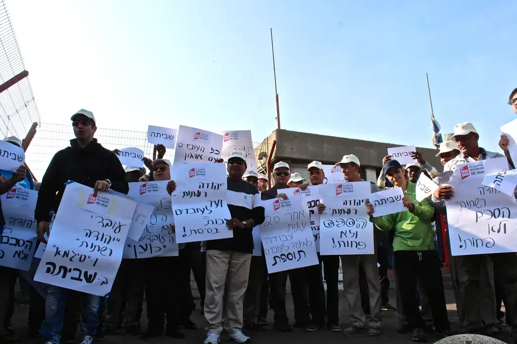 Metal factory workers in the southern Israeli city of Ashdod strike after unionizing with the labor group, WAC Ma'an. Image by Miriam Berger. Israel, 2016.
