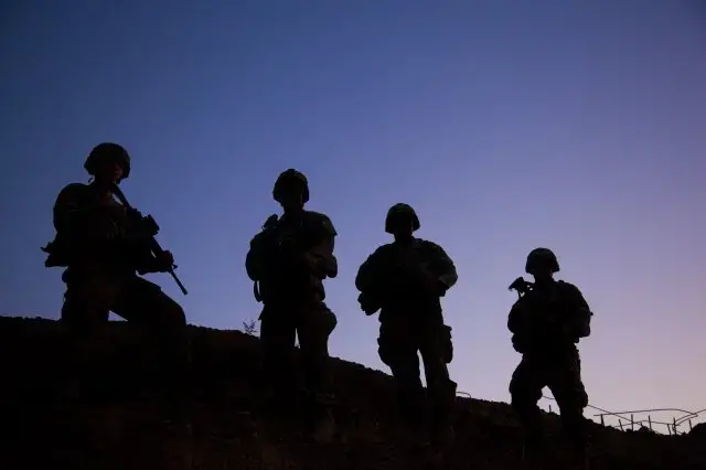 Silhouetted U.S. Army paratroopers. Image by Cpl. Rachel Diehm/U.S. Army (public domain). Iraq, 2017. Silhouetted U.S. Army paratroopers. Image by Cpl. Rachel Diehm/U.S. Army (public domain). Iraq, 2017.