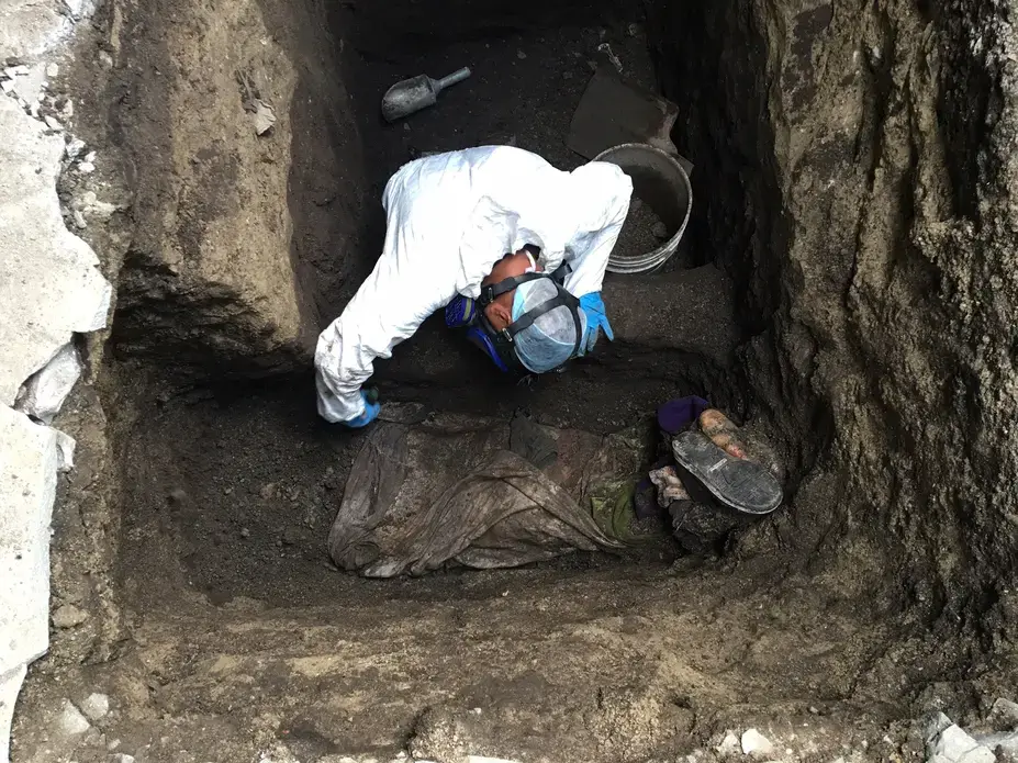 Forensic criminologist Ticas Israel brushes the body of an unidentified man killed by gang members and buried in a hidden grave in Ilopango. Image by Jason Motlagh. El Salvador, 2016. Forensic criminologist Ticas Israel brushes the body of an unidentified man killed by gang members and buried in a hidden grave in Ilopango. Image by Jason Motlagh. El Salvador, 2016.