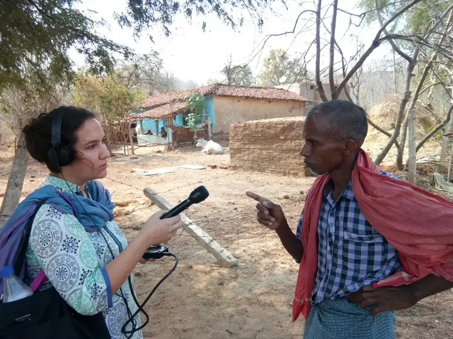 Hannah Harris Green speaks with Sumaroo Baiga, a member of the Baiga tribe in Chhattisgarh, about contraceptive access. Image by Prafull Chandel. India, 2018.
